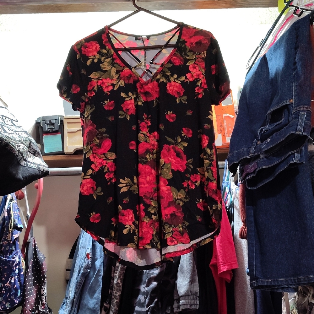 Black and Red Graphic Short Sleeve Blouse
